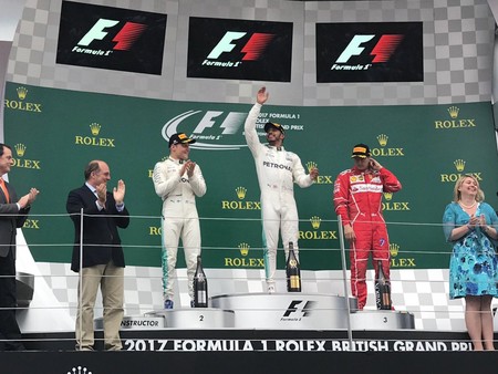 Lewis Hamilton gana ante su público en Silverstone tras el declive de Vettel. Los dos españoles se retiran