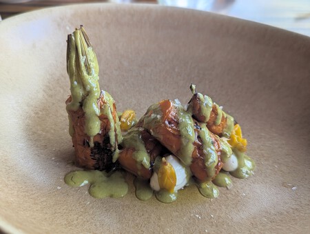 Zanahorias braseadas con salsa de queso y pesto