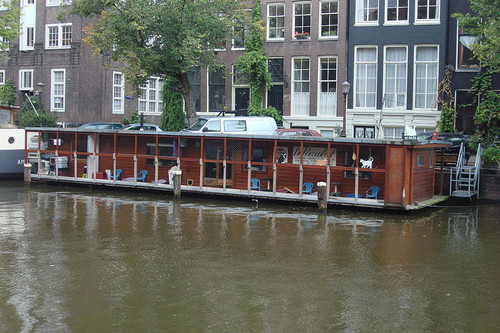 El santuario flotante de gatos que hay en Ámsterdam