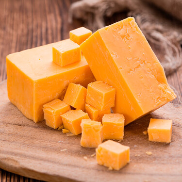De dónde sale el color 'naranja Trump' del queso cheddar y cómo le afecta al sabor 
