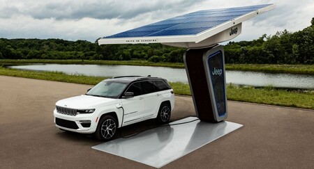 Desveladas las primeras imágenes del Jeep Grand Cherokee 4xe y nuevos puntos de recarga solares para coches eléctricos