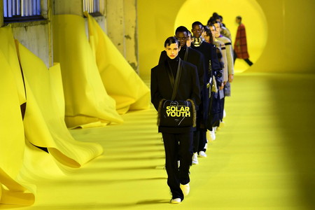 Política, plástico y pelo: el desfile de Raf Simons en la semana de la moda de París