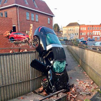 ¡Freestyle! Un hombre de 73 años "consigue" aparcar de pie su Porsche 911 Targa 4S