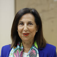 Margarita Robles, 69 años: "Desayuno una tostada con aceite y salmón, un kiwi y un yogur con nueces o almendras. Cuando tengo un día duro me como una onza de chocolate"  
