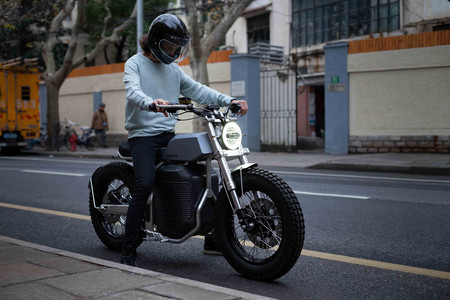 La moto eléctrica Switch eSCRAMBLER de 68 CV y 150 km de autonomía nos quiere convencer con sus aires retro