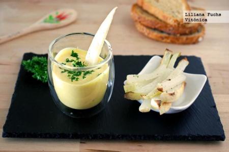 Vasitos de yogur griego al curry con palitos de verduras. Receta saludable