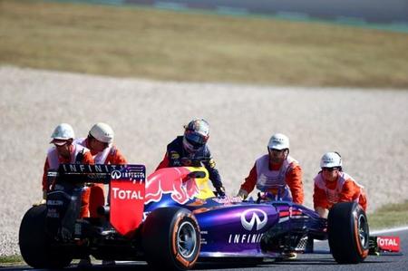 Nuevos problemas impiden a Sebastian Vettel dar más de cuatro vueltas el viernes