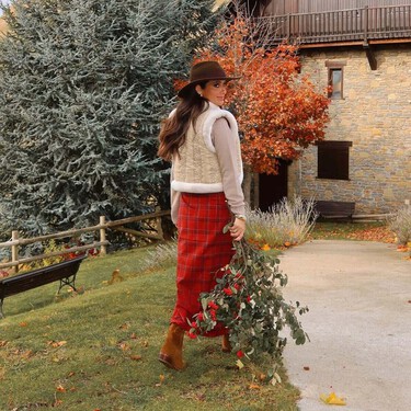 Cómo llevar faldas de cuadros: la tendencia de 2026 que apuesta todo a la estética cottagecore 