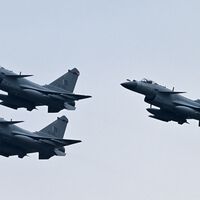 China nunca había desplegado tantos aviones militares fuera de casa. Lo ha hecho frente al ejército más poderoso de África 
