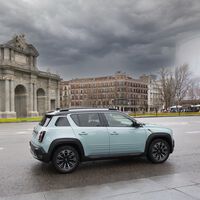 Probamos el Renault 4 E-Tech: una acertada reencarnación en coche eléctrico con extra de espacio y practicidad respecto al R5