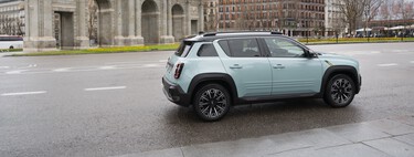 Probamos el Renault 4 E-Tech: una acertada reencarnación en coche eléctrico con extra de espacio y practicidad respecto al R5