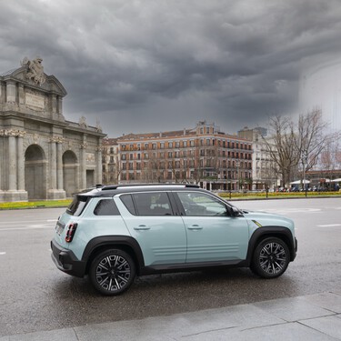 Probamos el Renault 4 E-Tech: una acertada reencarnación en coche eléctrico con extra de espacio y practicidad respecto al R5