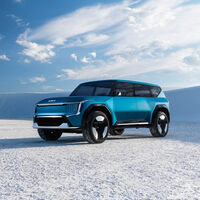 El Kia EV9 es un enorme SUV eléctrico de siete plazas con una carrocería tallada con machete