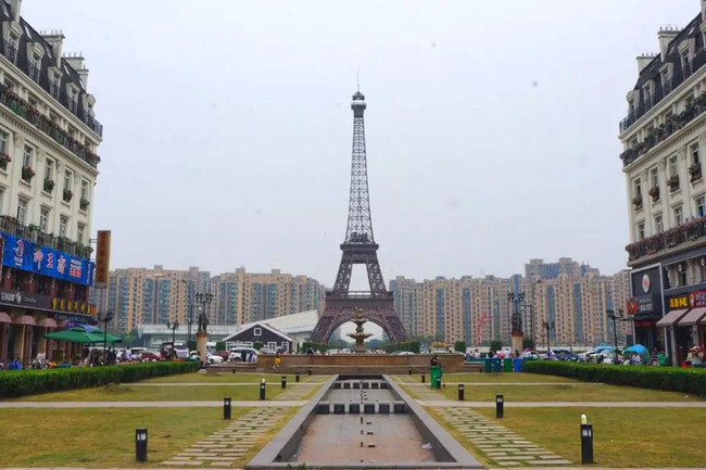 A China le pareció buena idea crear un París falso para atraer turistas. Ni siquiera su Torre Eiffel evitó que se convirtiera en un pueblo fantasma