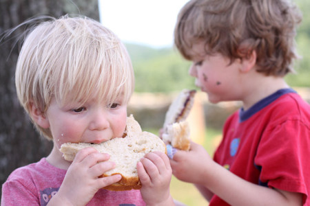 Para prevenir la obesidad infantil, también hay que reducir el consumo de sal
