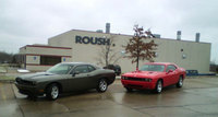 Dos Dodge Challenger de producción avistados en la planta de Roush