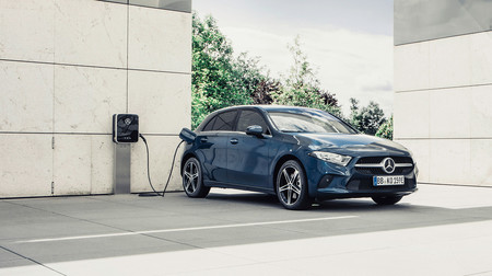 El Mercedes-Benz Clase A híbrido enchufable ya está aquí: con de 73 km de autonomía eléctrica, arranca en 39.350 euros