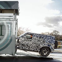El nuevo Land Rover Defender se deja ver, aún camuflado y anunciando su estreno en 2019