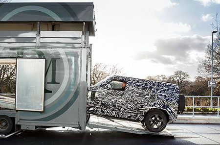 El nuevo Land Rover Defender se deja ver, aún camuflado y anunciando su estreno en 2019