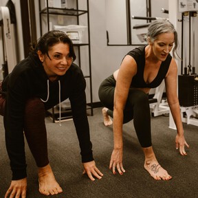 Ni caminar ni yoga: este es el mejor ejercicio de fuerza para hacer en casa o en el gym a partir de los 50