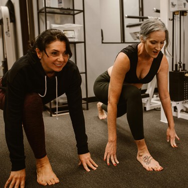 Ni caminar ni yoga: este es el mejor ejercicio de fuerza para hacer en casa o en el gym a partir de los 50