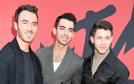 Los Jonas Brothers apuestan por los tonos oscuros para la red carpet de los MTV VMAs