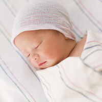 Gorro, calcetines y manoplas para el recién nacido: ¿son imprescindibles? Una pediatra responde