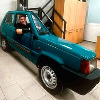 El coche más estrecho jamás concebido es este Fiat Panda tan reducido al mínimo que cabe entre dos coches aparcados