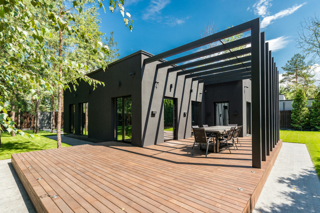Leroy Merlin arrasa con la liquidación de sus muebles de exterior y este casi a mitad de precio es perfecto para los últimos días del verano