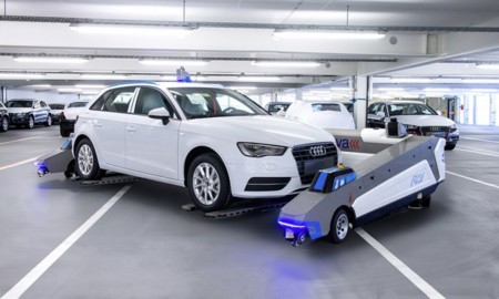 Audi prueba robots para transportar sus coches acabados por la fábricas
