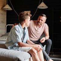 El simple truco de una experta en comunicación para decir adiós a las conversaciones superficiales con adolescentes