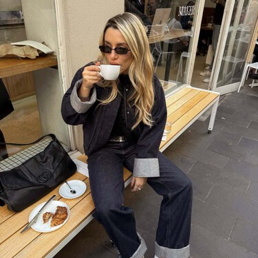 Las nuevas Adidas en color azul noche son las zapatillas que mejor sientan con vaqueros. Así son las sustitutas de las Samba 