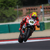 Dos carrerones más de Xavi Forés en Italia ponen en jaque el estatus oficial de Marco Melandri