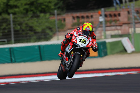 Dos carrerones más de Xavi Forés en Italia ponen en jaque el estatus oficial de Marco Melandri