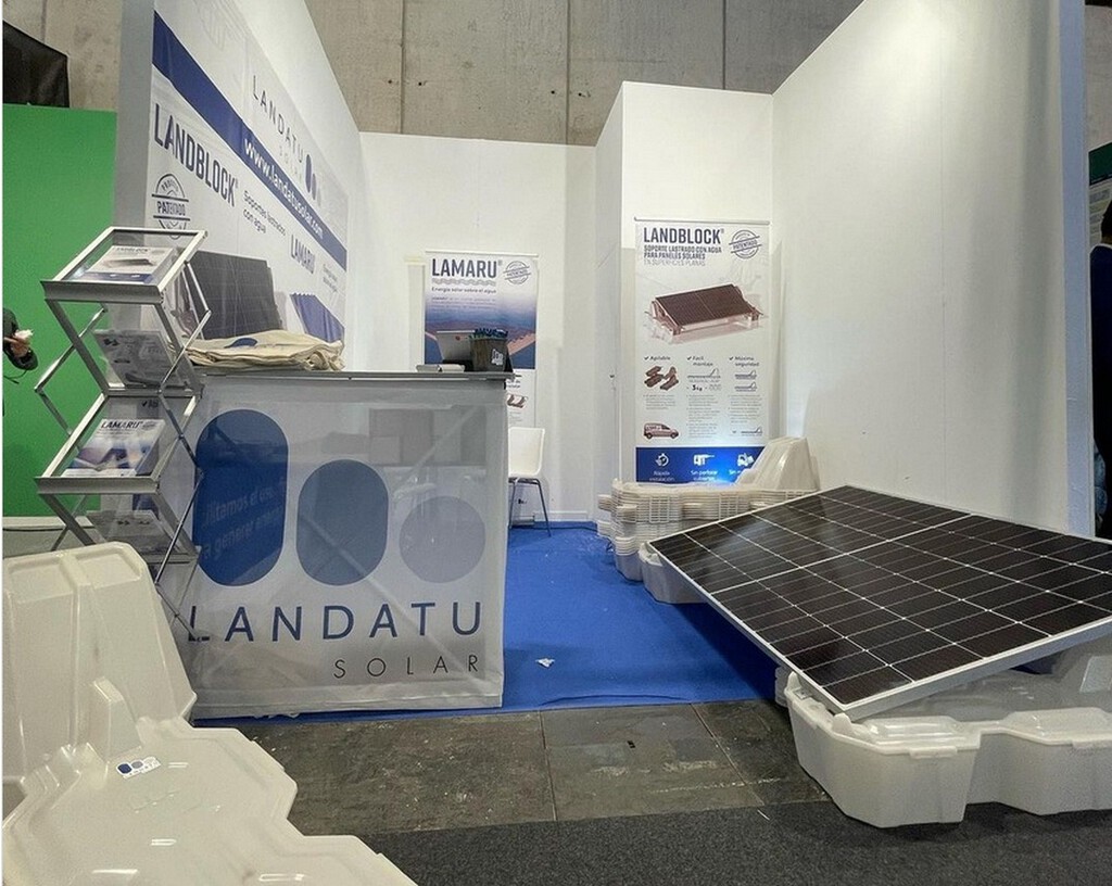 Instalar placas solares en casa de forma más sencilla, rápida y barata: así es el curioso invento español llamado Landblock 