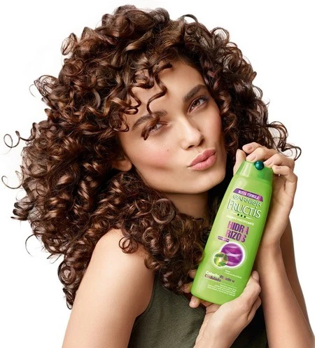Rizos hidratados y definidos con la gama Fructis Hidra Rizos de Garnier
