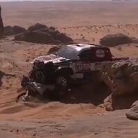 Espeluznante: un vídeo muestra como el motero chileno César Zumarán casi es atropellado por un coche en el Dakar 