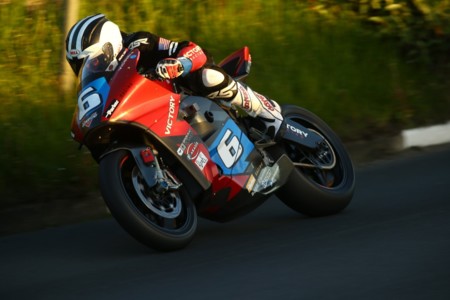 Victory Racing supera las 100 mph en el TT Zero 2015