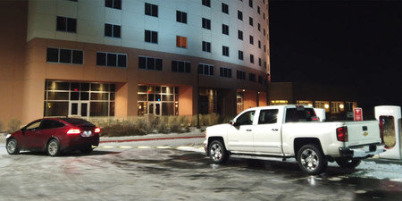 Video, así es como un Tesla remolcó una inmensa Silverado que bloqueaba una estación de recarga