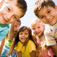 Hijos, hermanos, amigos: ser conscientes de sus diferentes roles beneficia el desarrollo de habilidades cognitivas en los niños