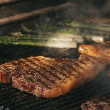 Alcampo se inspira en las grandes marcas para lanzar su propia parrilla de gas ideal para camping o cocinar en la terraza 
