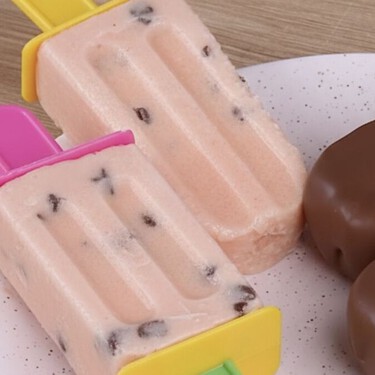 Paletas heladas de arroz blanco con sandía y chocolate: un postre raro, pero delicioso