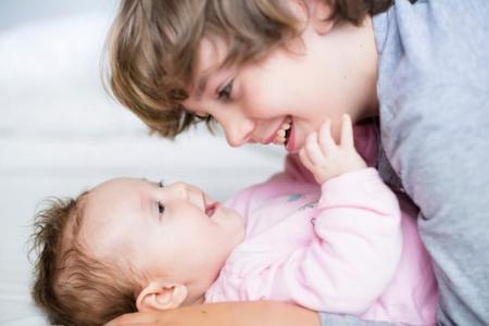 ¿El segundo hijo enferma más que el primero? Será que nada más nacer ya va a la "guardería"