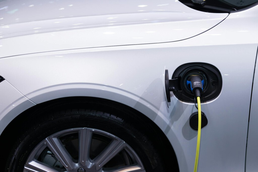 Quiero instalar un cargador para el coche eléctrico en mi garaje, y la comunidad de vecinos se niega: esto es lo que dice la Ley