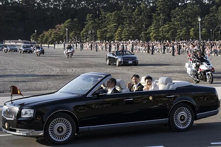 Naruhito, Toyota diseñó una versión descapotable