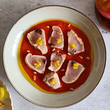 Tataki de bonito con escabeche de tomate, la versión más refrescante, ligera y rápida del bonito con tomate 