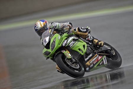 Sofuoglu se rompe la cadera en Francia y no podrá correr mañana. El mundial de Supersport se inflama