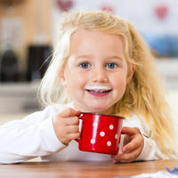 Nacer por cesárea podría duplicar el riesgo de alergia a la proteína de la leche de vaca