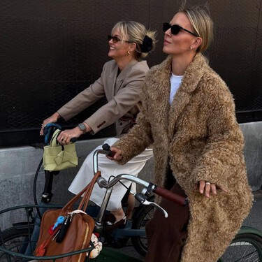 Acababan de llegar a Zara los pantalones anchos en el color del otoño 2025 y se llevan con blusas boho holgadas al trabajo