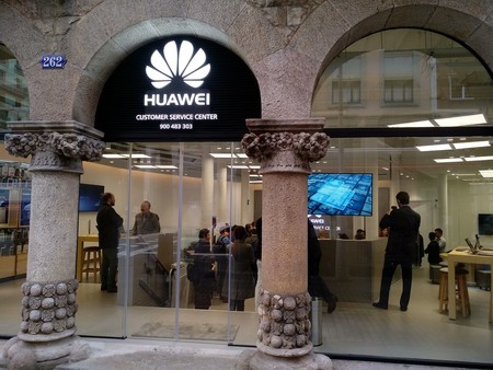Con dos millones de teléfonos en 2017, Huawei se consolida como el principal perseguidor de Samsung en España